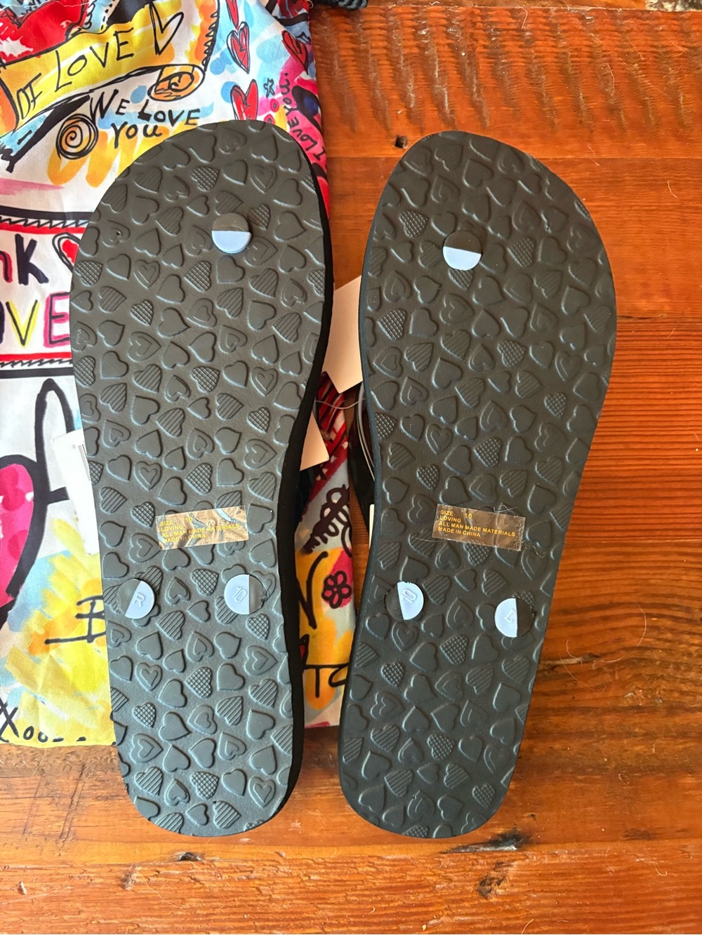 NWT Brighton Women’s ' Colorful Heart Print Flip Flops with Drawstring Bag - Picture 6 of 7